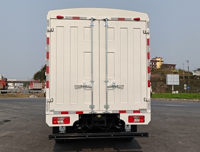江鈴牌JX5049CCYT0J26型倉柵式運輸車在道路貨物運輸中的應(yīng)用與優(yōu)勢